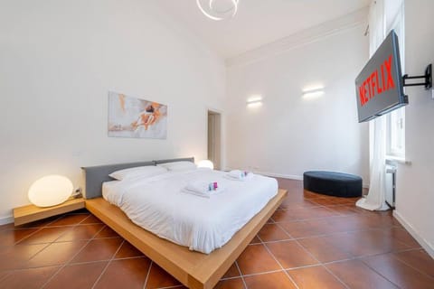 Bed, TV and multimedia, Photo of the whole room, Bedroom, towels
