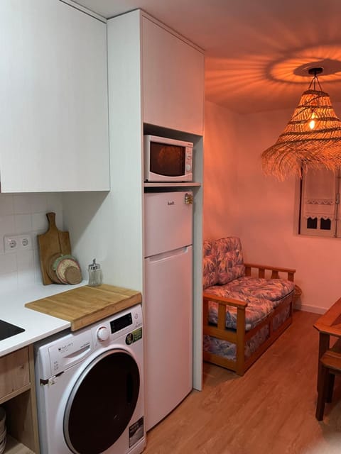 Kitchen or kitchenette, Living room, Dining area, minibar, stove, washing machine