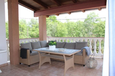 Day, Balcony/Terrace, Seating area, Garden view