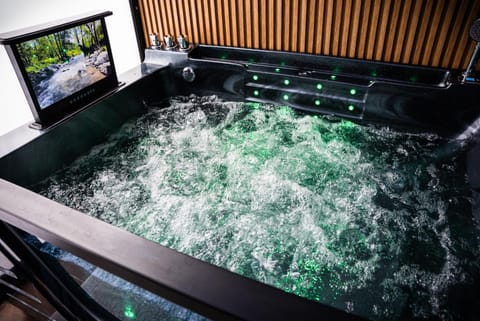 Hot Tub, Spa and wellness centre/facilities