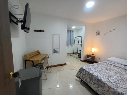 Bed, TV and multimedia, Photo of the whole room, Bedroom