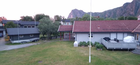 Property building, Garden, Parking