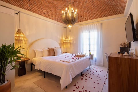 Bed, TV and multimedia, Photo of the whole room, Bedroom