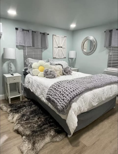 Tiny Home Hot Tub Privacy Fence Fire Pit Peaceful Neighborhood near Bogue Chitto State Park House in Mississippi