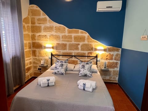 Bed, Photo of the whole room, towels, air conditioner