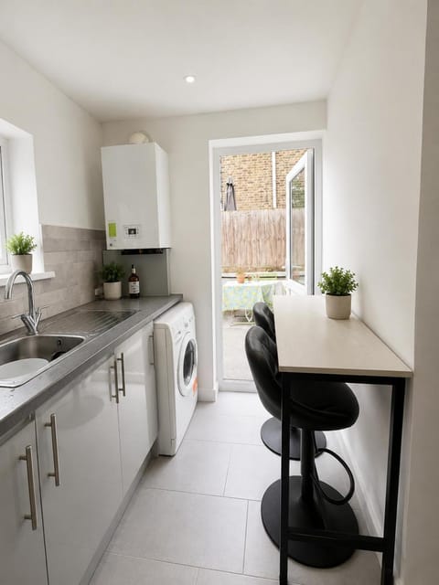 Kitchen or kitchenette, Dining area, dishwasher, minibar, oven, pet friendly, stove, washing machine, dryer