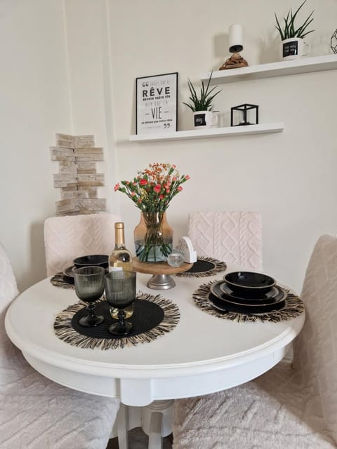 Seating area, Dining area