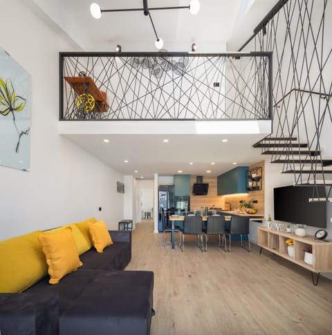 TV and multimedia, Kitchen or kitchenette, Living room, Seating area, Dining area
