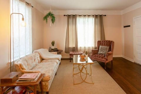 Classic & Cozy Apartments - Parking & Close to DW Apartment in Medford