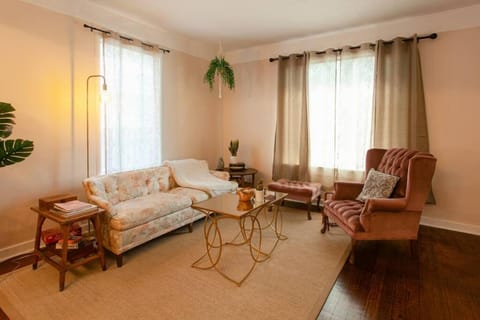 Classic & Cozy Apartments - Parking & Close to DW Apartment in Medford