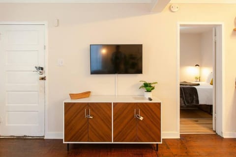 Classic & Cozy Apartments - Parking & Close to DW Apartment in Medford