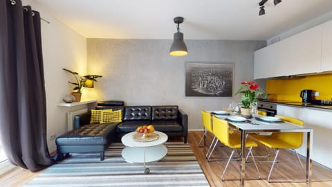 Kitchen or kitchenette, Living room, Seating area, Dining area