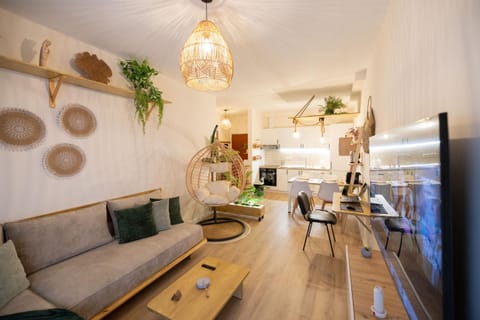 Communal lounge/ TV room, TV and multimedia, Kitchen or kitchenette, Living room, Seating area, Dining area, Evening entertainment