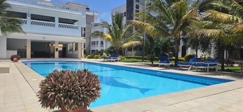 Spring, Day, Garden, Garden, Garden view, Pool view, Swimming pool, Swimming pool, sunbed