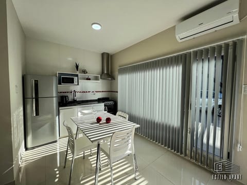 Kitchen or kitchenette, Dining area, minibar, pet friendly