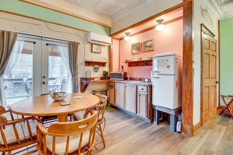 Walk to White River Cozy Studio, Driftys Hideaway Apartment in Cotter