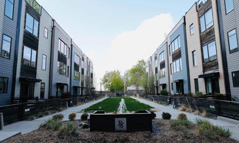 Property building, Neighbourhood, Natural landscape, Garden, Garden, Garden view, Location