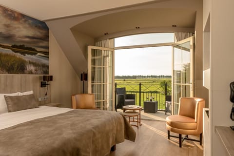 Bed, Photo of the whole room, Seating area, Bedroom