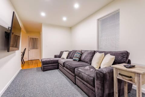 Saratoga Serenity: Charming Rental Nearby Downtown House in Saratoga Springs