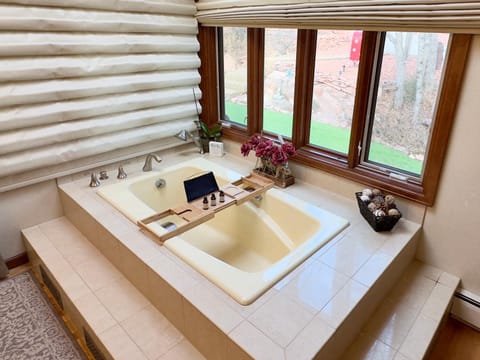 Indoor pool, hot tub, sauna! Villa in Colorado Springs