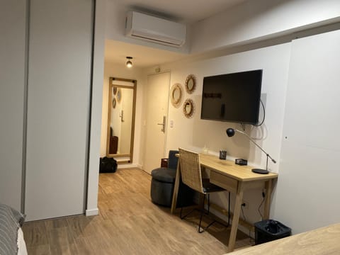 TV and multimedia, Photo of the whole room, Seating area, air conditioner