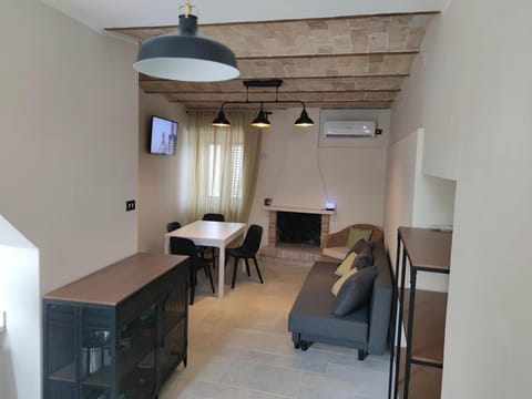 TV and multimedia, Living room, Seating area, Dining area, air conditioner