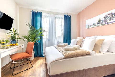 Bed, TV and multimedia, Photo of the whole room, Bedroom