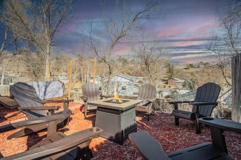 Runaway Escapade! Hot Tub, BBQ & Fire Pit House in Colorado Springs