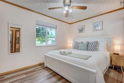 Runaway Escapade! Hot Tub, BBQ & Fire Pit House in Colorado Springs