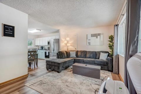 Runaway Escapade! Hot Tub, BBQ & Fire Pit House in Colorado Springs