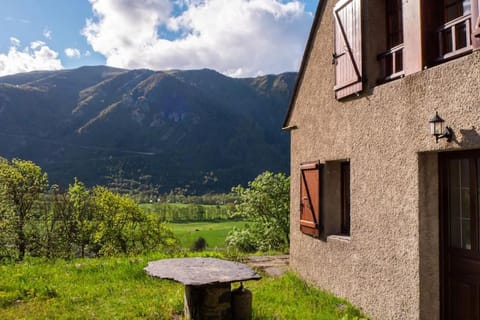 Property building, Spring, Day, Natural landscape, Dining area, Mountain view