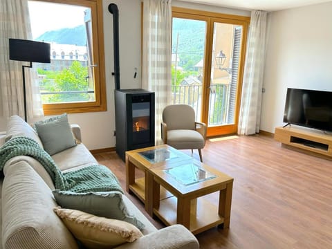 Communal lounge/ TV room, TV and multimedia, Living room, Seating area, flat iron