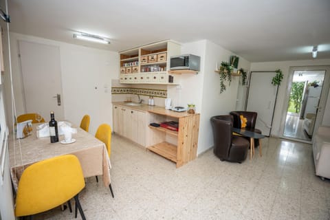 Kitchen or kitchenette, Seating area