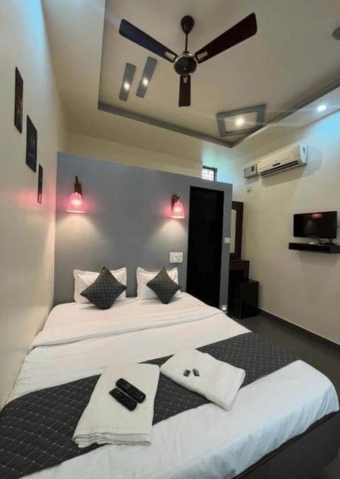 Bed, Photo of the whole room, Bedroom, air conditioner