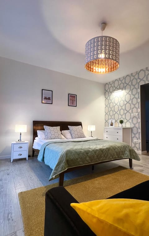 Bed, Living room, Photo of the whole room, Seating area, Bedroom