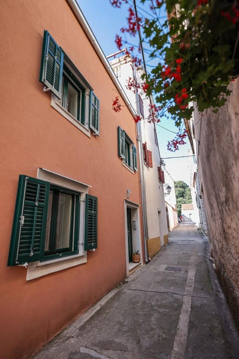 Property building, Day, Street view