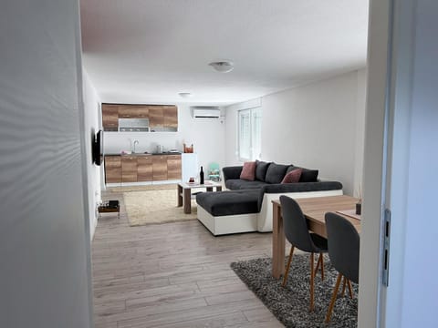 TV and multimedia, Coffee/tea facilities, Kitchen or kitchenette, Living room, Seating area