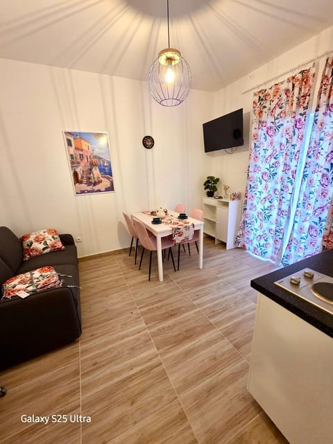 TV and multimedia, Kitchen or kitchenette, Living room, Seating area, Dining area