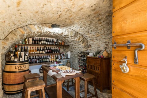 Lounge or bar, Food and drinks, Food, Alcoholic drinks