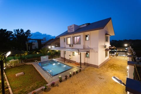 Property building, Night, Pool view, Swimming pool, Swimming pool, sunbed