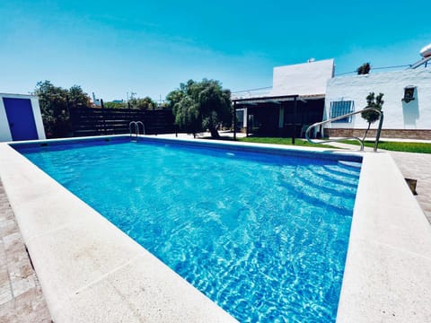 Property building, Day, Pool view, Swimming pool