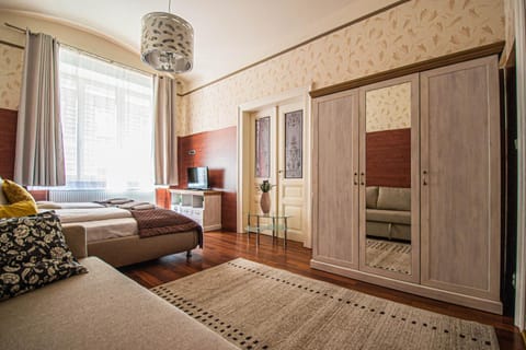 Bed, TV and multimedia, Living room, Photo of the whole room, Seating area, Bedroom, wardrobe