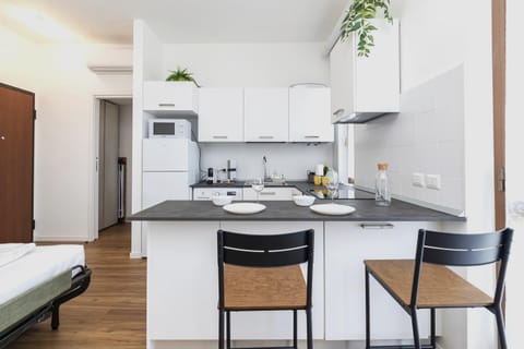 Kitchen or kitchenette, Living room, Dining area, minibar, stove