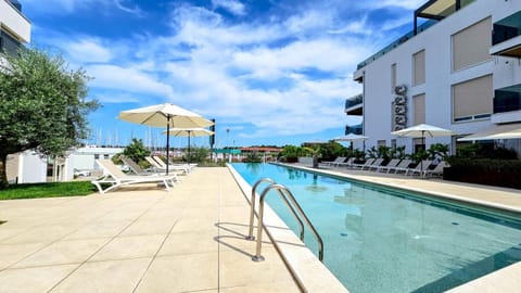 Patio, Day, Swimming pool, sunbed