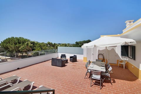Property building, Balcony/Terrace, Living room