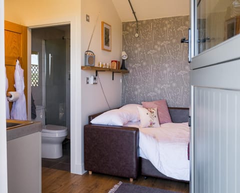 Shower, Toilet, Bed, Bathroom, Kitchen or kitchenette, Photo of the whole room, Seating area, Bedroom, towels