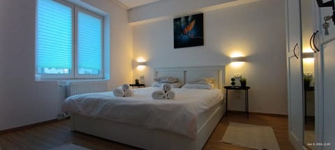 Bed, Photo of the whole room, Bedroom, towels