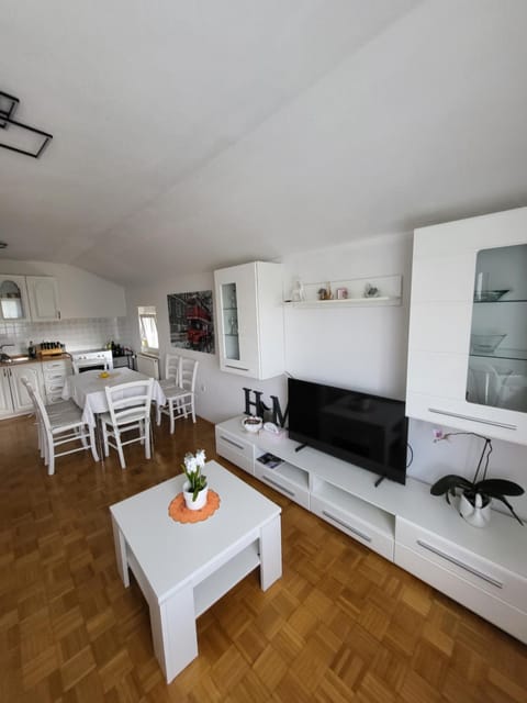 Communal lounge/ TV room, TV and multimedia, Kitchen or kitchenette, Living room, Seating area, Dining area, Evening entertainment