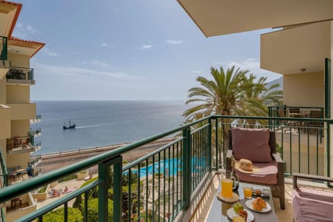 View (from property/room), Balcony/Terrace, Dining area, Beach, Sea view, Swimming pool