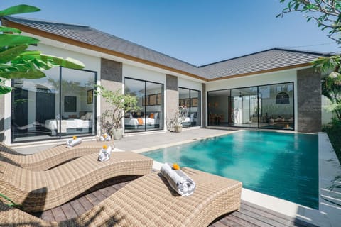 Property building, Patio, Day, Pool view, Swimming pool, sunbed